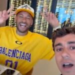 O Neymar faz o 22 com Nikolas Ferreira: o jogador de camiseta amarela ao lado do deputado na gravação do vídeo