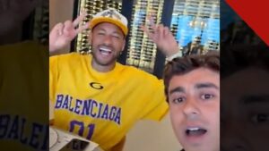 O Neymar faz o 22 com Nikolas Ferreira: o jogador de camiseta amarela ao lado do deputado na gravação do vídeo