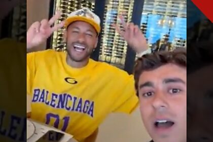 O Neymar faz o 22 com Nikolas Ferreira: o jogador de camiseta amarela ao lado do deputado na gravação do vídeo