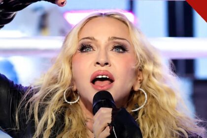 A Madonna declara apoio a Lula: a cantora em apresentação com microfone na mão e o braço levantado