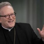 O bispo Barron critica academia alemã: o bispo Robert Barron sorrindo durante uma entrevista