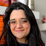 A professora morre ao ajudar aluno em Guarulhos: Nayara Carmo sorrindo em foto da escola onde trabalhava
