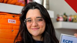 A professora morre ao ajudar aluno em Guarulhos: Nayara Carmo sorrindo em foto da escola onde trabalhava