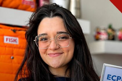 A professora morre ao ajudar aluno em Guarulhos: Nayara Carmo sorrindo em foto da escola onde trabalhava