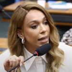 A Justiça manda apagar post de Erika Hilton: a deputada falando ao microfone em sessão na Câmara