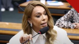 A Justiça manda apagar post de Erika Hilton: a deputada falando ao microfone em sessão na Câmara