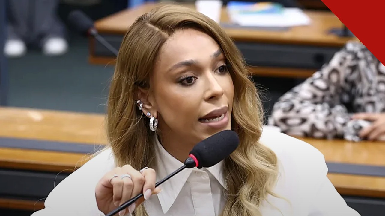 A Justiça manda apagar post de Erika Hilton: a deputada falando ao microfone em sessão na Câmara
