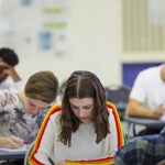 O distrito de Nova Jersey encerra sigilo: alunos em sala de aula de uma escola americana durante atividade escrita