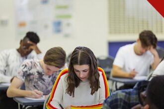 O distrito de Nova Jersey encerra sigilo: alunos em sala de aula de uma escola americana durante atividade escrita