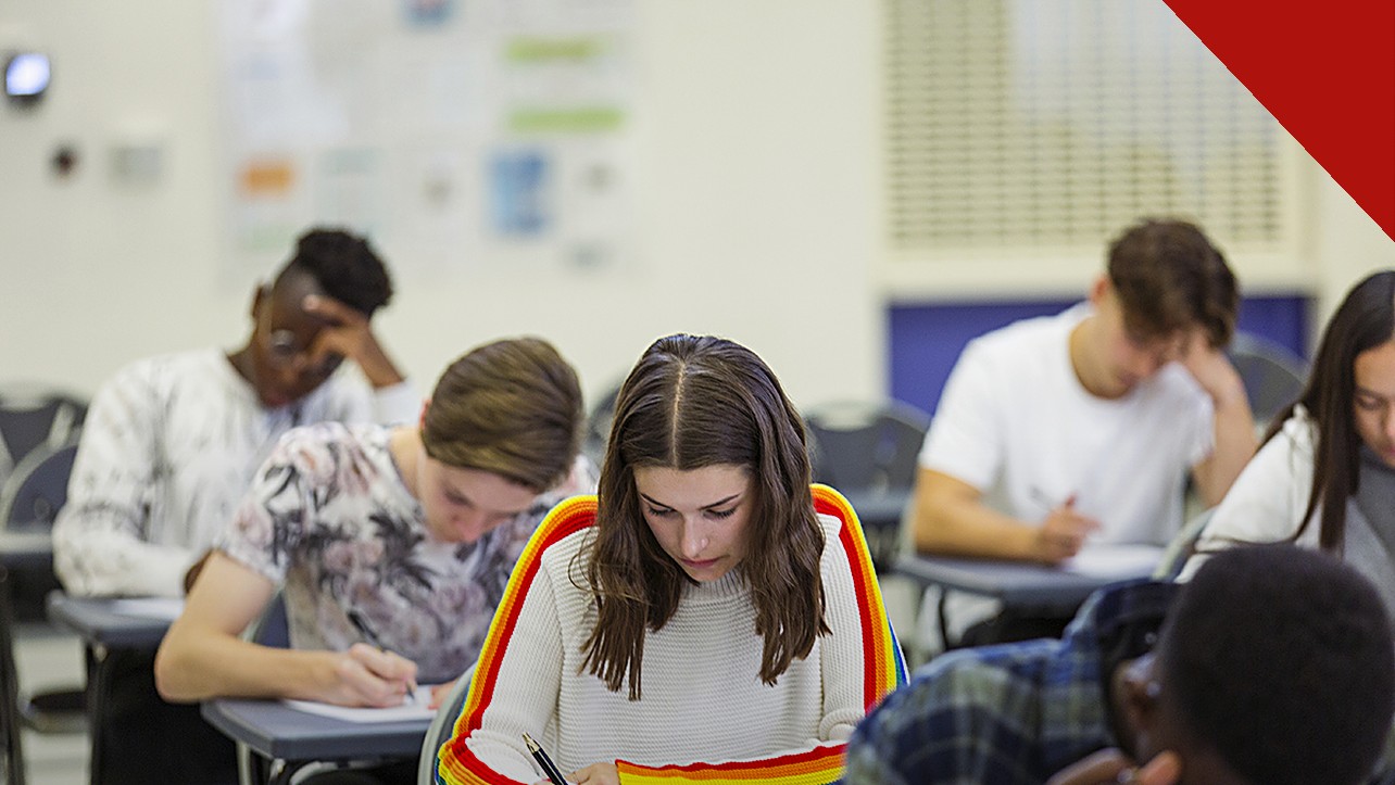 O distrito de Nova Jersey encerra sigilo: alunos em sala de aula de uma escola americana durante atividade escrita