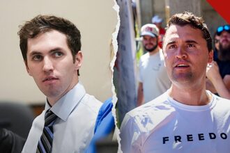 A audiência de Tyler Robinson termina sem data: o acusado no tribunal ao lado de imagem de Charlie Kirk na Utah Valley University