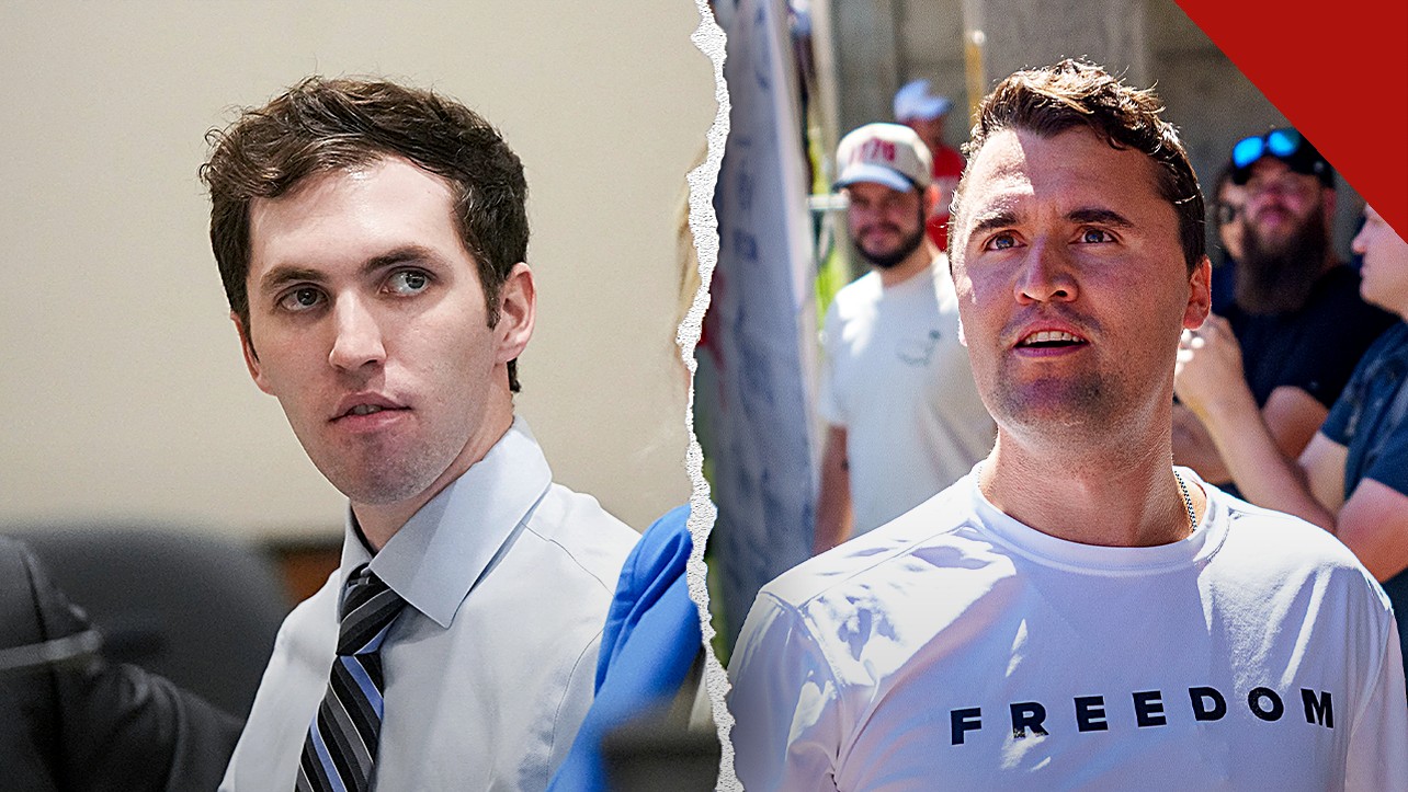 A audiência de Tyler Robinson termina sem data: o acusado no tribunal ao lado de imagem de Charlie Kirk na Utah Valley University