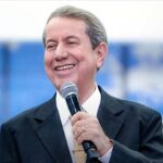 O missionário R. R. Soares declara voto em Flávio Bolsonaro: o líder da Igreja da Graça sorrindo com um microfone durante ministração