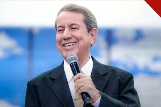 O missionário R. R. Soares declara voto em Flávio Bolsonaro: o líder da Igreja da Graça sorrindo com um microfone durante ministração