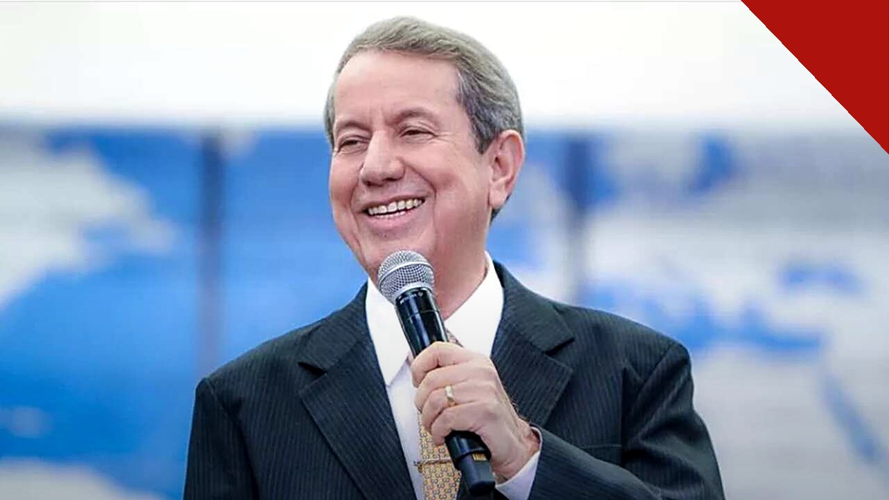 O missionário R. R. Soares declara voto em Flávio Bolsonaro: o líder da Igreja da Graça sorrindo com um microfone durante ministração