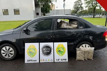 As apreensões de maconha crescem no Paraná: carro com pacotes apreendidos ao lado de placas do BPFron, da FICCO e do 14º BPM