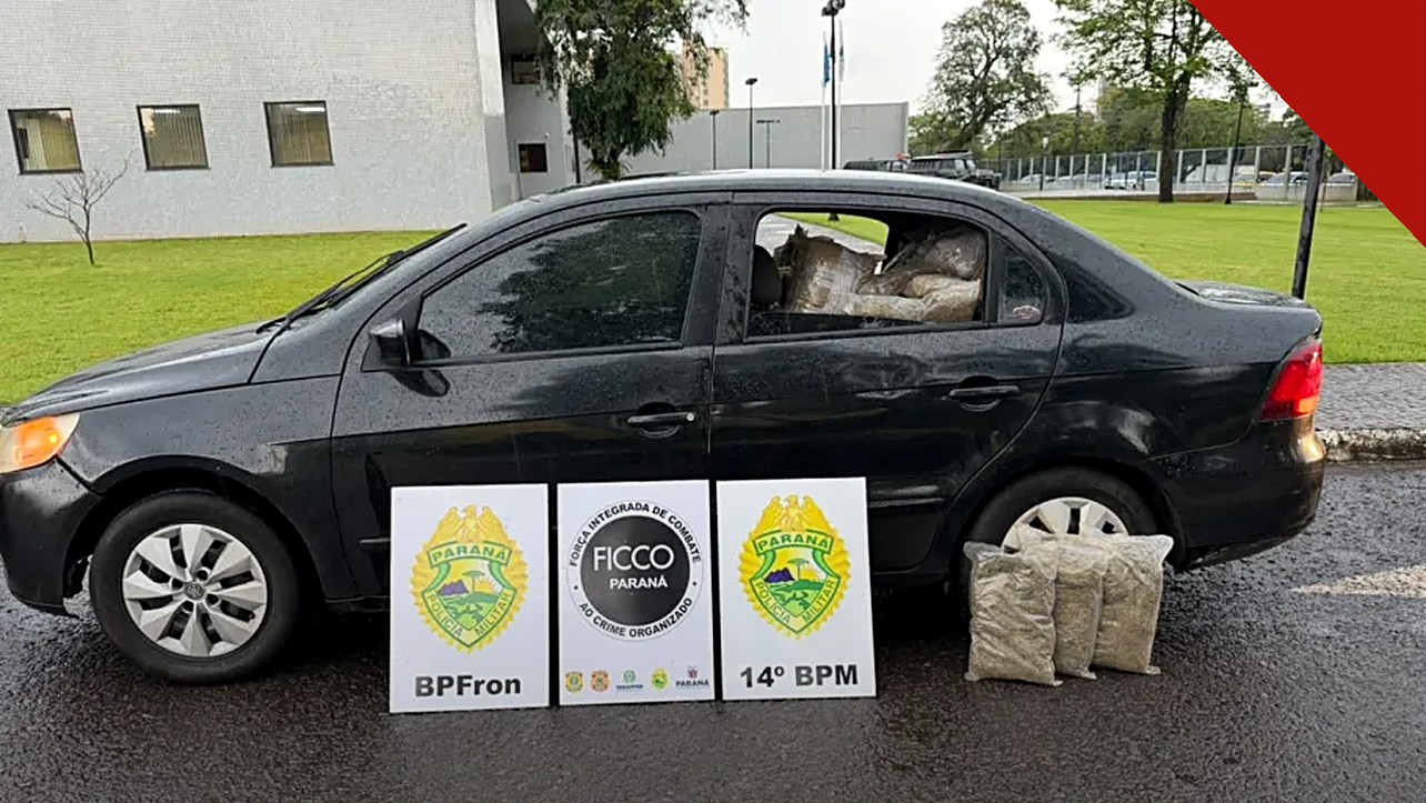 As apreensões de maconha crescem no Paraná: carro com pacotes apreendidos ao lado de placas do BPFron, da FICCO e do 14º BPM