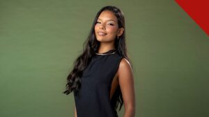 Mell Muzzillo procura a polícia após ataques: retrato da atriz de vestido preto e cabelos longos diante de um fundo verde