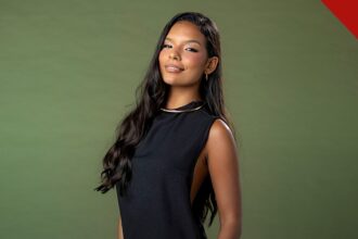 Mell Muzzillo procura a polícia após ataques: retrato da atriz de vestido preto e cabelos longos diante de um fundo verde