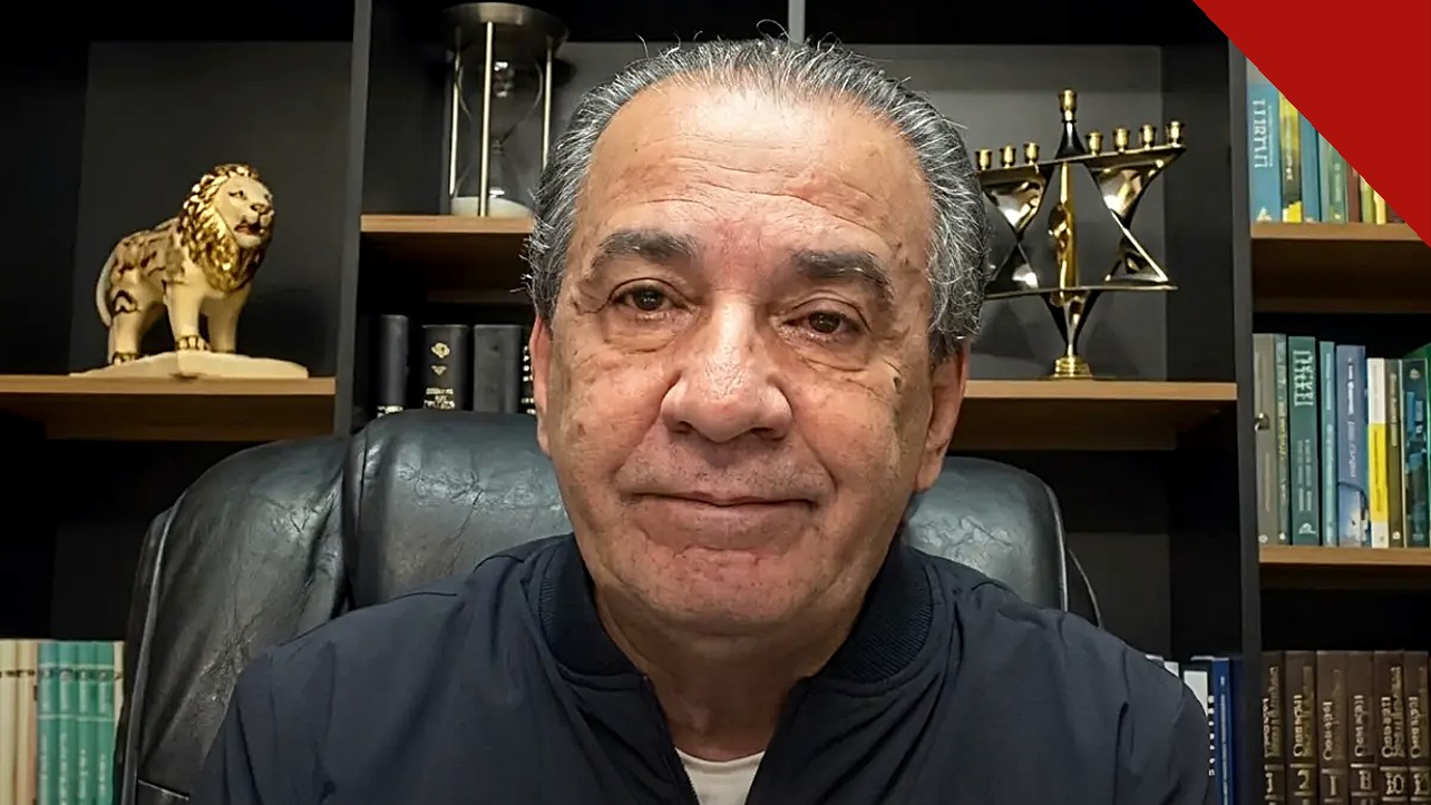 Malafaia critica pesquisas eleitorais: pastor Silas Malafaia em seu escritório durante o vídeo em que criticou Quaest e Datafolha
