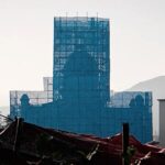 igreja demolida na China vira parque: estrutura do templo de Zhejiang cercada por andaimes e telas durante o desmonte