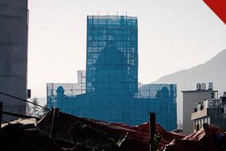 igreja demolida na China vira parque: estrutura do templo de Zhejiang cercada por andaimes e telas durante o desmonte