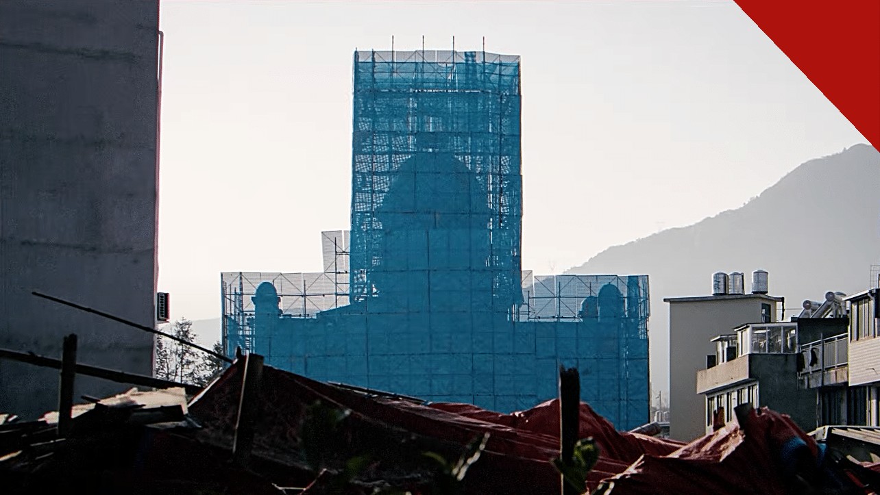 igreja demolida na China vira parque: estrutura do templo de Zhejiang cercada por andaimes e telas durante o desmonte
