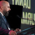 ex-muçulmano instrui igrejas sobre o Islã: Danny Burmawi falando em púlpito durante conferência nos Estados Unidos