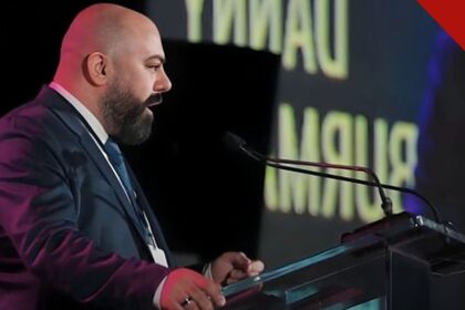 ex-muçulmano instrui igrejas sobre o Islã: Danny Burmawi falando em púlpito durante conferência nos Estados Unidos