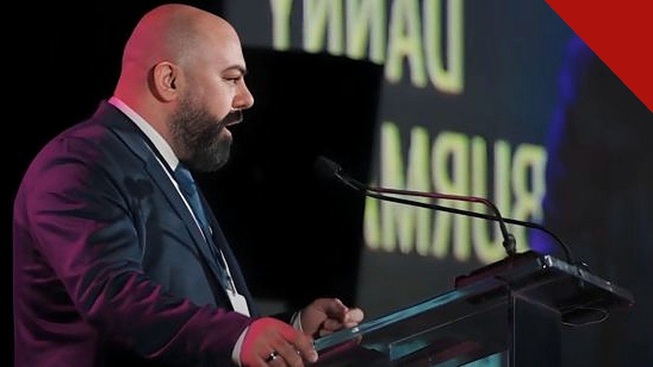ex-muçulmano instrui igrejas sobre o Islã: Danny Burmawi falando em púlpito durante conferência nos Estados Unidos