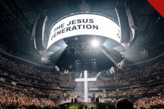 Forrest Frank anuncia documentário: arena lotada da Jesus Generation Tour com a cruz iluminada no palco e o telão da turnê