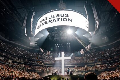 Forrest Frank anuncia documentário: arena lotada da Jesus Generation Tour com a cruz iluminada no palco e o telão da turnê