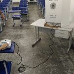 deputado denuncia professora por assédio eleitoral: eleitor votando em urna eletrônica durante eleição municipal no Brasil