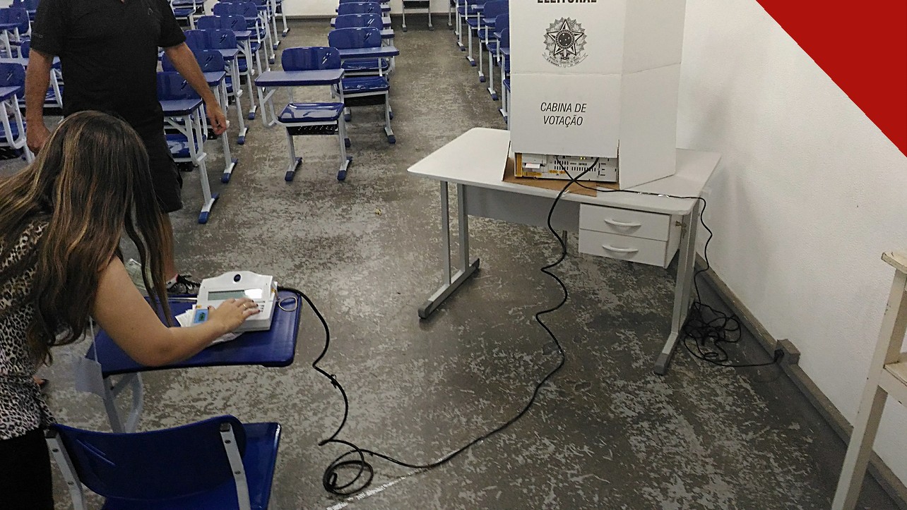 deputado denuncia professora por assédio eleitoral: eleitor votando em urna eletrônica durante eleição municipal no Brasil