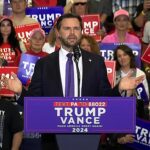 Vice-presidente JD Vance discursa em comício com apoiadores ao fundo, em imagem que ilustra o ato em que Vance lidera oração do Pai Nosso