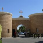 Portão de igreja copta no Egito com cruz no topo, em imagem que ilustra o caso dos cristãos presos no Egito por vídeo
