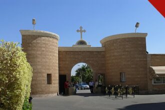 Portão de igreja copta no Egito com cruz no topo, em imagem que ilustra o caso dos cristãos presos no Egito por vídeo