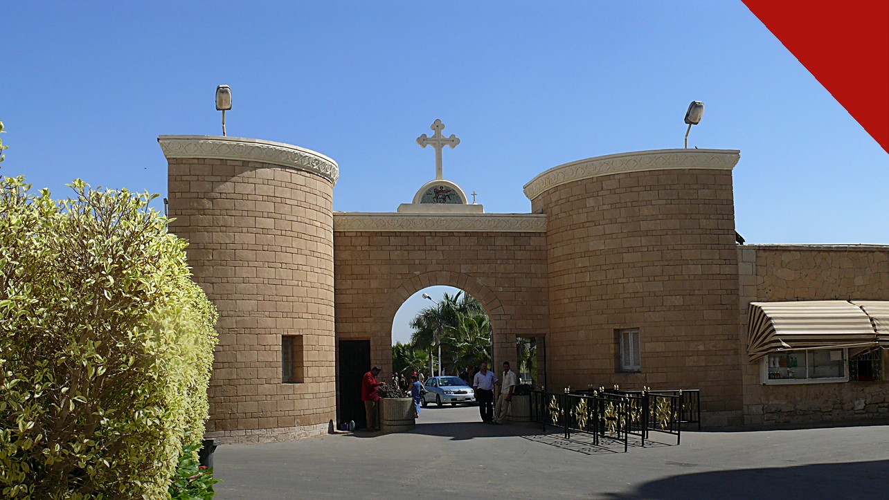 Portão de igreja copta no Egito com cruz no topo, em imagem que ilustra o caso dos cristãos presos no Egito por vídeo