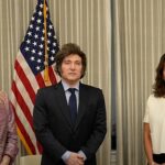 Presidente Javier Milei em encontro oficial com autoridades, em imagem que ilustra a polêmica em que Milei chama Lula de ladrão