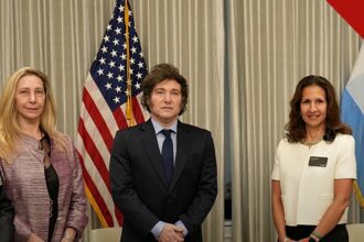 Presidente Javier Milei em encontro oficial com autoridades, em imagem que ilustra a polêmica em que Milei chama Lula de ladrão