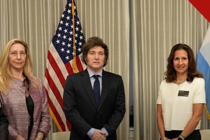 Presidente Javier Milei em encontro oficial com autoridades, em imagem que ilustra a polêmica em que Milei chama Lula de ladrão