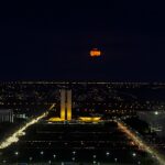 Esplanada dos Ministérios iluminada à noite, em Brasília, onde a PM do Distrito Federal prepara operação para o segundo turno