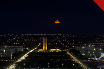 Esplanada dos Ministérios iluminada à noite, em Brasília, onde a PM do Distrito Federal prepara operação para o segundo turno
