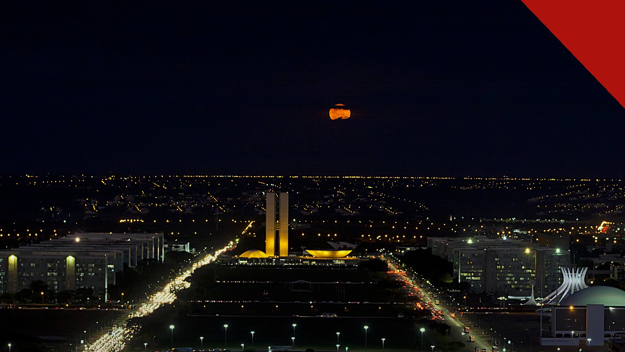Esplanada dos Ministérios iluminada à noite, em Brasília, onde a PM do Distrito Federal prepara operação para o segundo turno