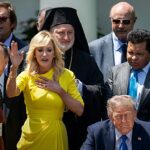 Presidente Donald Trump ao lado de líderes religiosos em evento de oração na Casa Branca, em imagem que ilustra o encontro em que bispos católicos oram por Trump