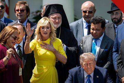 Presidente Donald Trump ao lado de líderes religiosos em evento de oração na Casa Branca, em imagem que ilustra o encontro em que bispos católicos oram por Trump