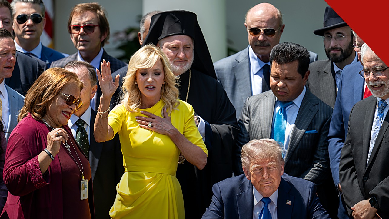 Presidente Donald Trump ao lado de líderes religiosos em evento de oração na Casa Branca, em imagem que ilustra o encontro em que bispos católicos oram por Trump