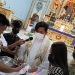 Batismo de criança em igreja católica, em imagem temática que ilustra a cerimônia em que Shantal batiza os três filhos