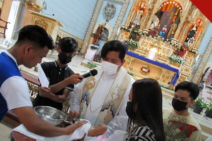 Batismo de criança em igreja católica, em imagem temática que ilustra a cerimônia em que Shantal batiza os três filhos
