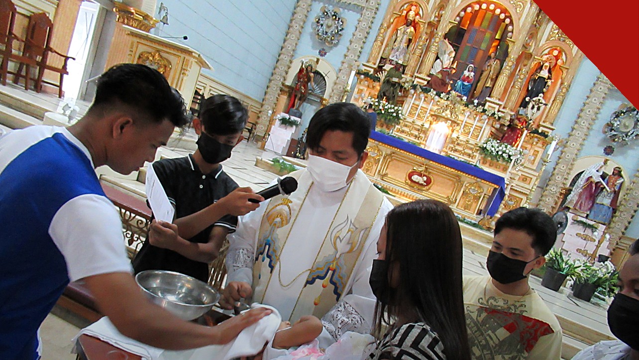 Batismo de criança em igreja católica, em imagem temática que ilustra a cerimônia em que Shantal batiza os três filhos
